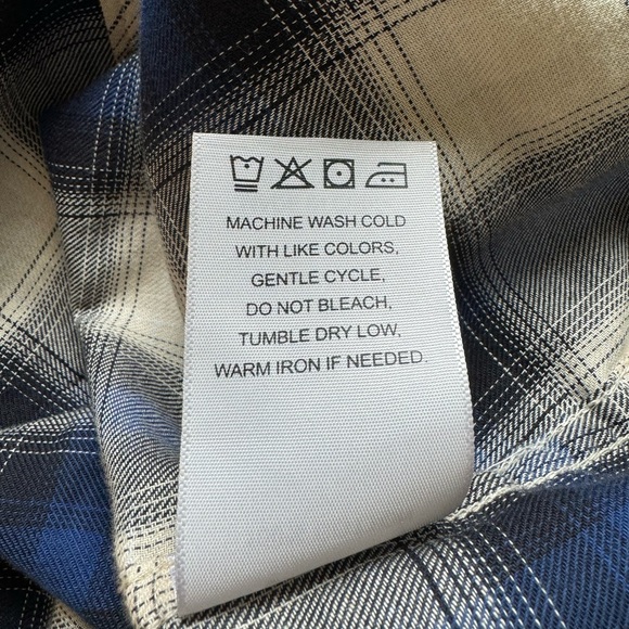 Women’s Size M Levi’s Plaid Button Down Shirt - Picture 13 of 17